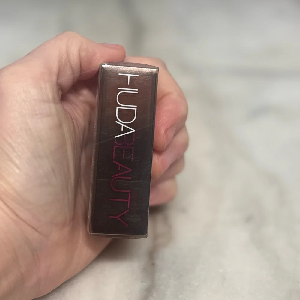 HUDA BEAUTY deep brown